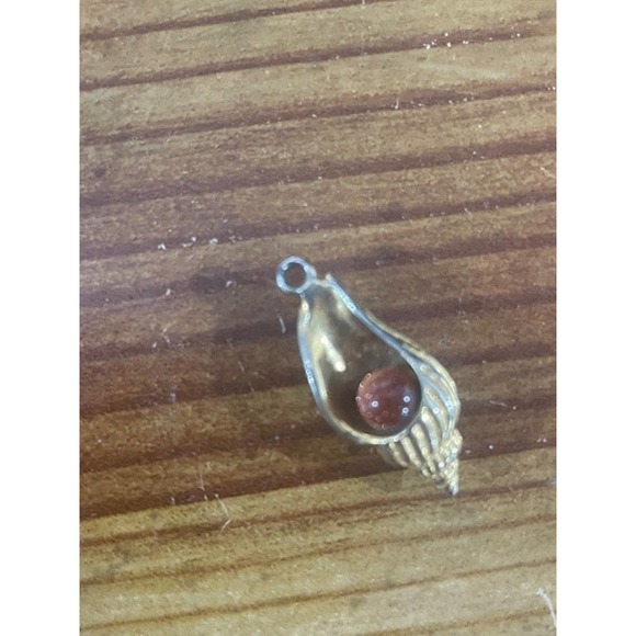 Vintage Gold Shell Pendant with Real Goldstone - Picture 5 of 7